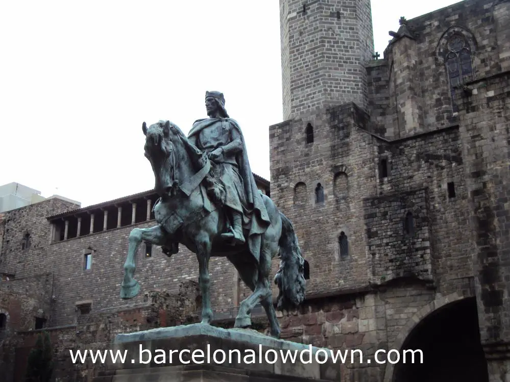 The Palau Reial and the statue of Ramon Berenguer III on Via Laeitana