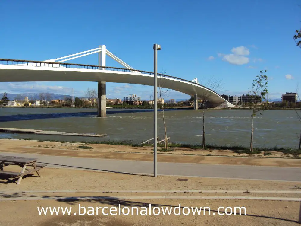 The new suspension bridge over the River Ebro