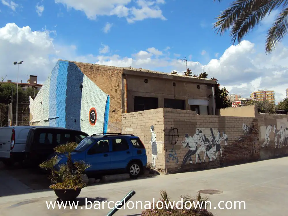 urban art in Badalona - the fish kite and its flyers