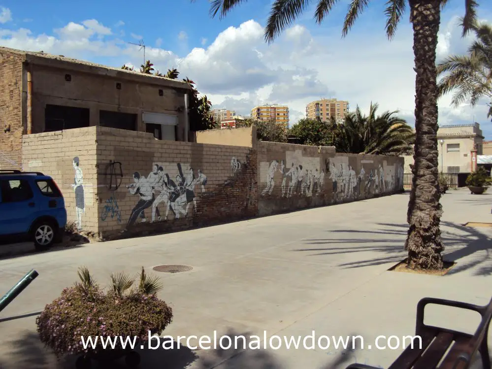 Street arty in Badalona, the kite flyers