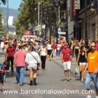 Photo of a crowd of locals and tourists showing what to wear in Barcelona in August