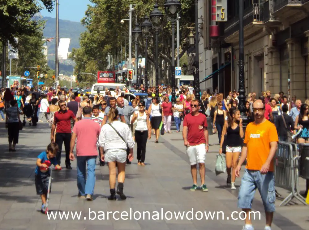Photo of a crowd of locals and tourists showing what to wear in Barcelona in August