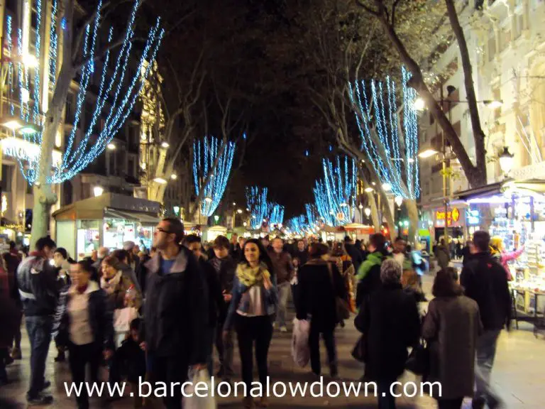 Christmas shoppers on Barcelonas Las Ramblas