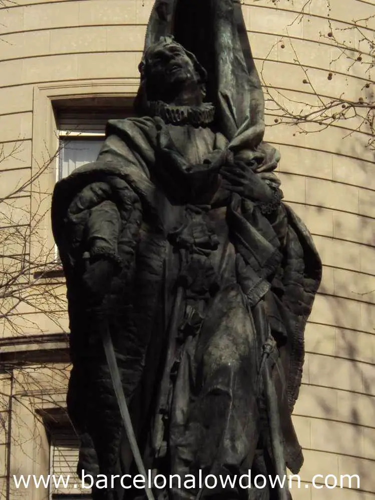 Bronze statue of Rafael Casanova carrying the pendant of Sata Eulalia