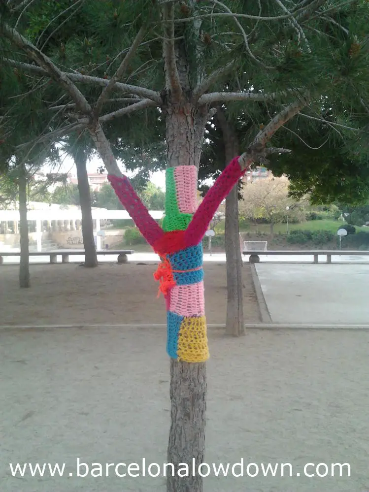 A tree wearing a hand knitted jumper in the Parc del Clot Barcelona