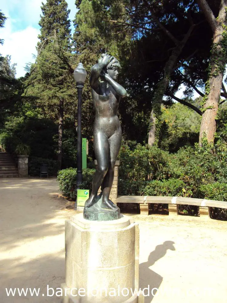 La Noia de la Trenza statue by Josep Viladomat, Barrcelona