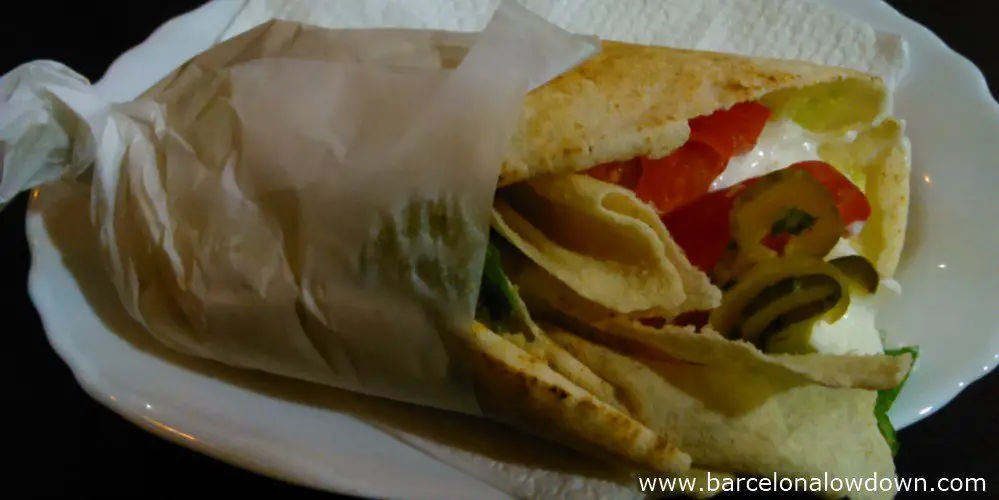 Delicious fresh falafels served with salad wrapped in pita bread in the buen bocado -5 places to eat well in barcelona for less that five euros