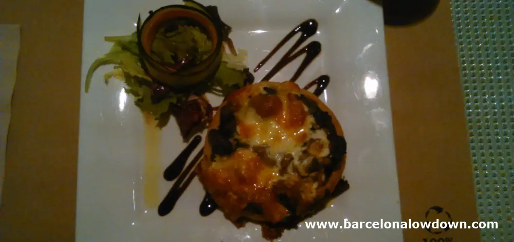 Vegetable tart and salad in Sesamo. One of th best vegetarian restaurants in Barcelona