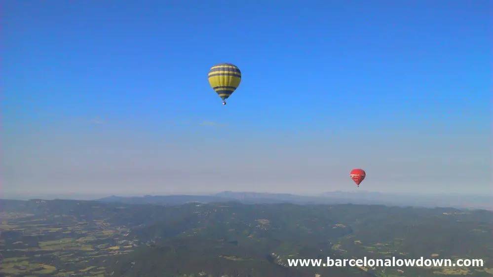 Balloons at an altitude of 1800m with spectacular views of Montserrat to the south and the Pre-Pyrenees to the north.