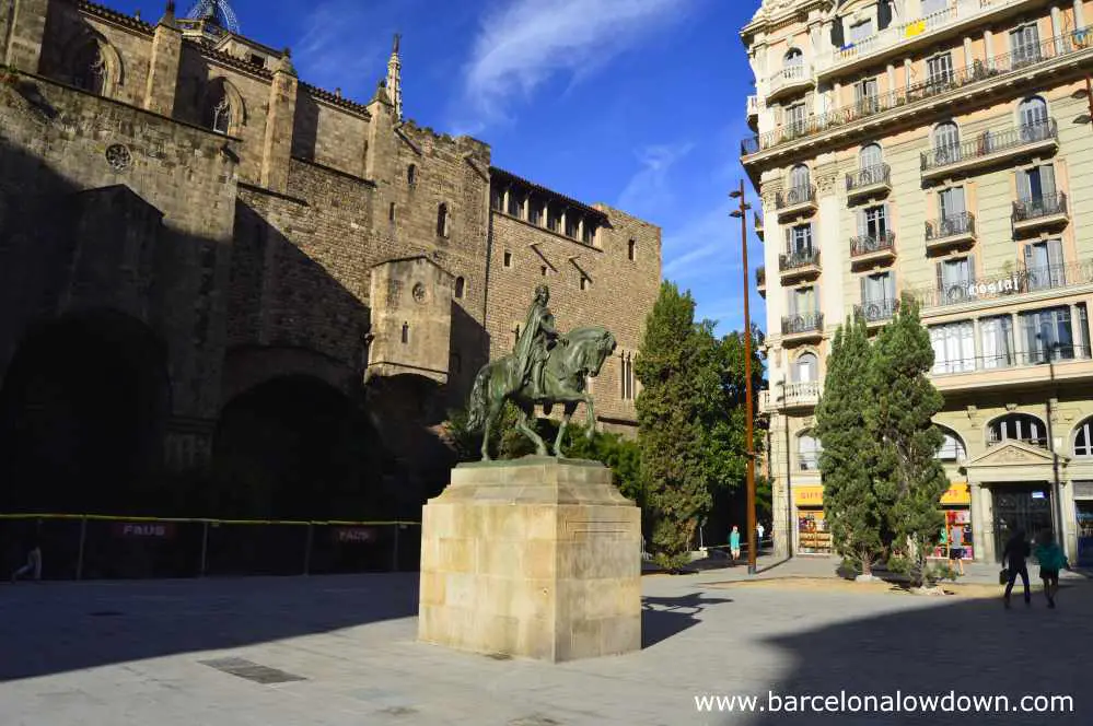 Plaça Ramon Berenguer el Gran Barcelona which is flanked by Roman walls and defensive towers