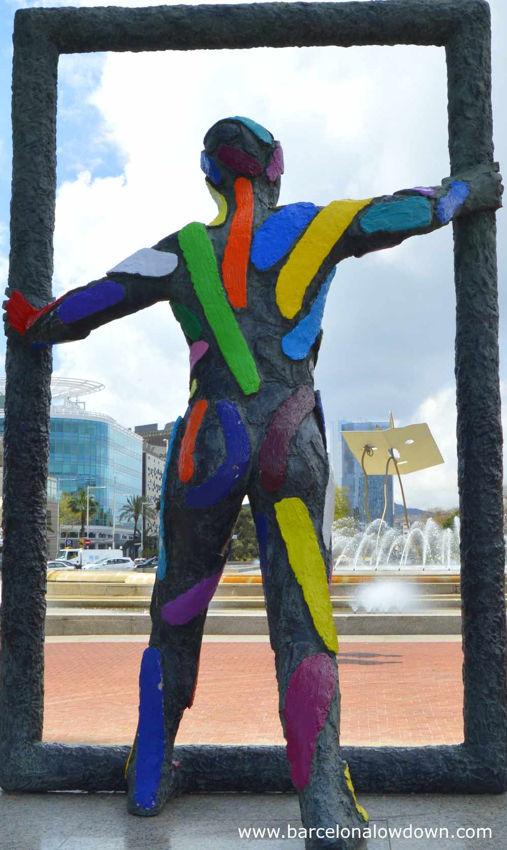 Marc statue framing the Plaça dels Voluntaris including David and Goliath, Barcelona