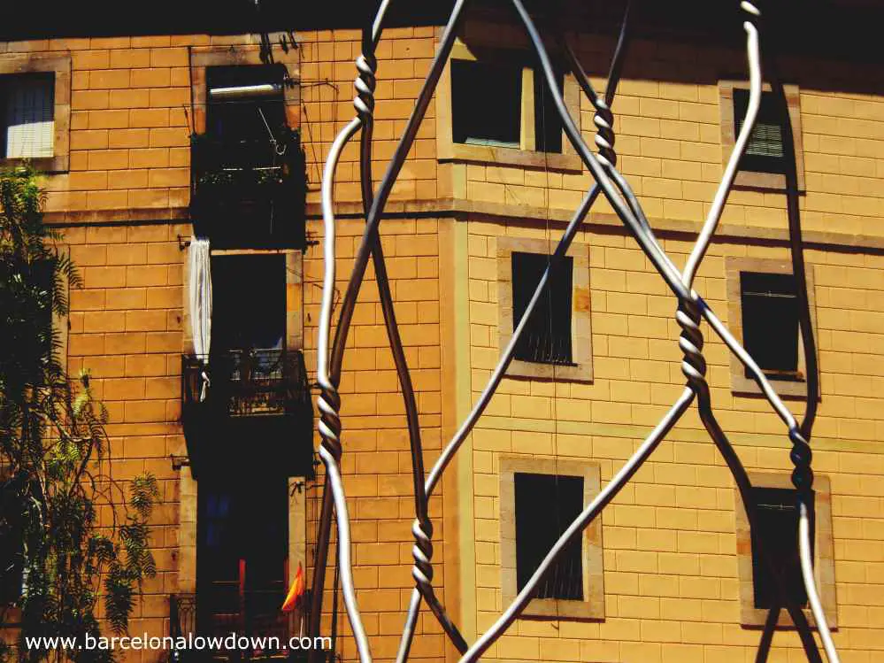 Close up of the chicken wire statue in plaça de Sant Miquel showing how the stainless steel pipes which make up the statue are twisted together.