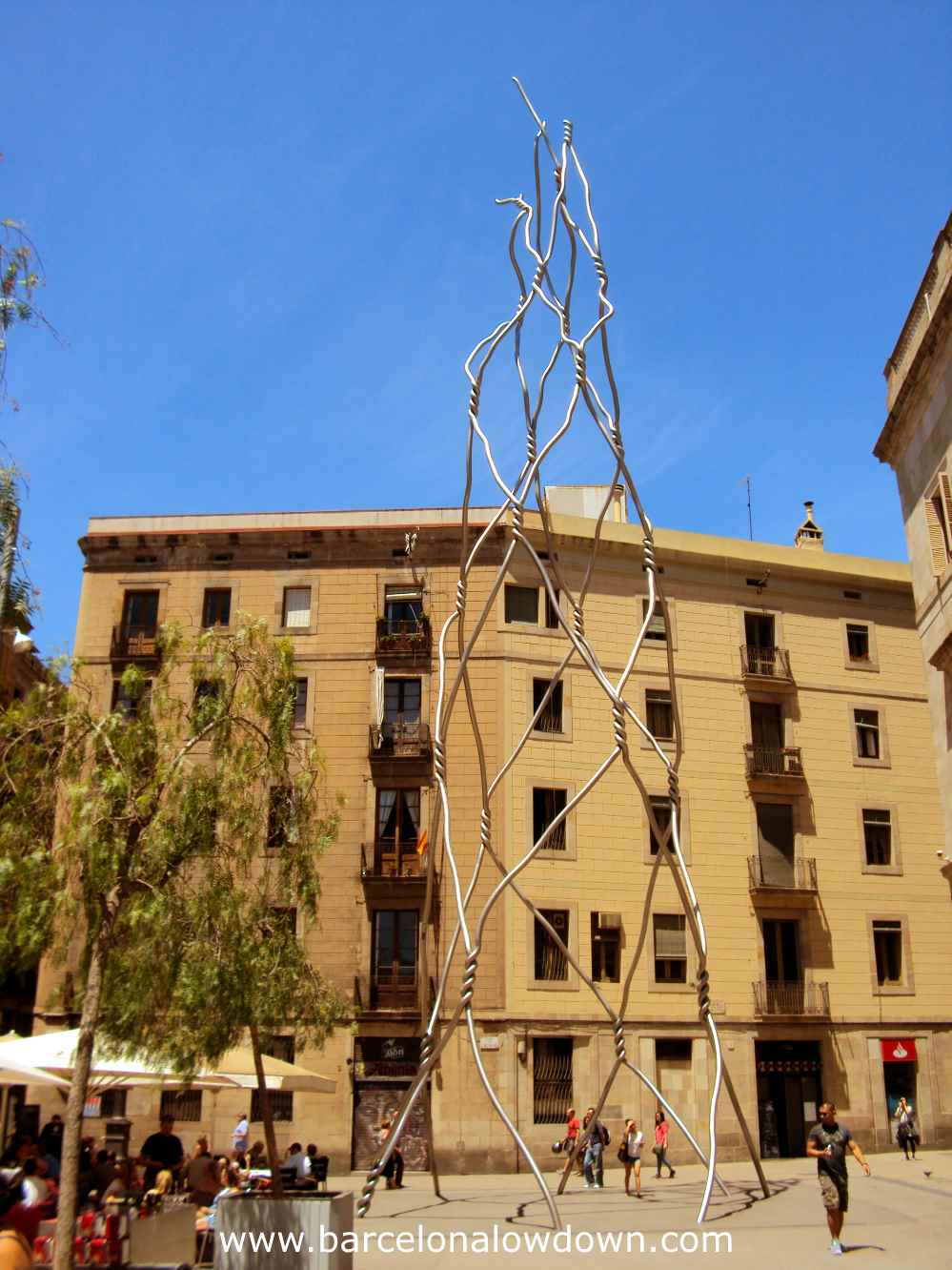 The giant chickenwire statue in Barcelona's Gothic Quarter