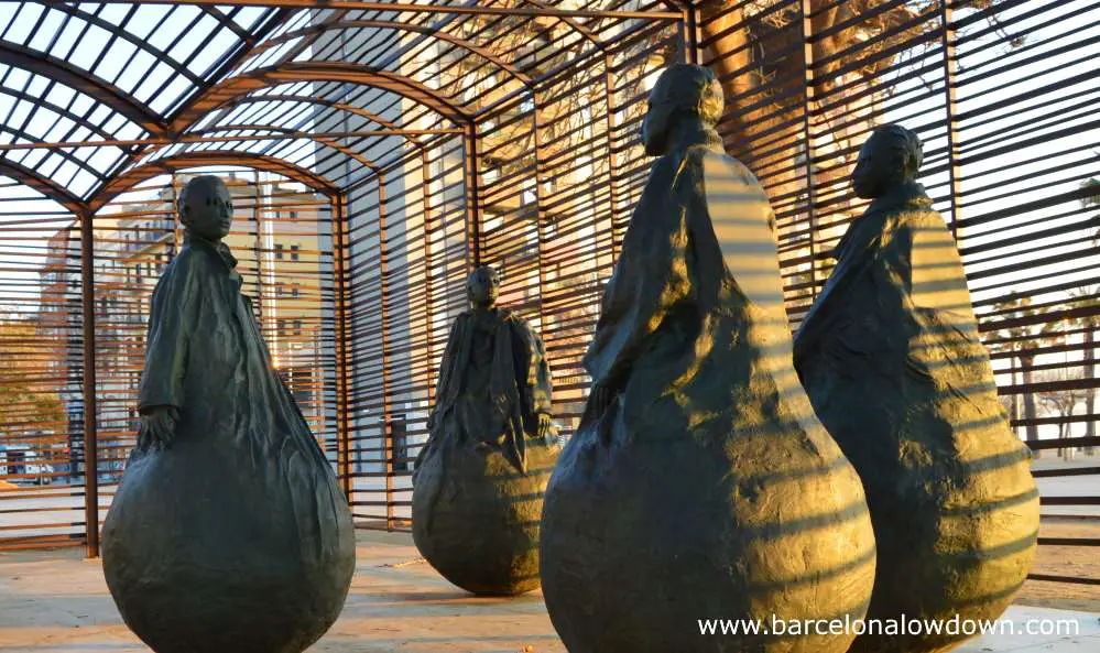 Close up of the bronze figures in Juan Muñoz's A Room Were it Always Rains sculpture, Barcelona