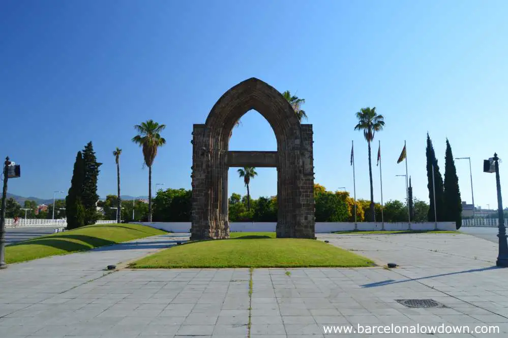 The Gothic arch is located in a small park next to the Ronda Litoral