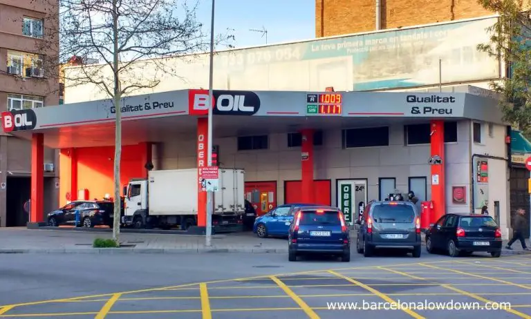 Cars and trucks queueing up for cheap petrol and diesel at Boil, the cheapest petrol station in Barcelona