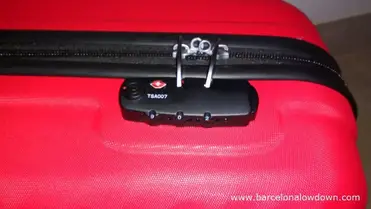 Tablet Modig Ambassadør How to Unlock Your Suitcase When You've Forgotten the Combination -  Barcelona Lowdown