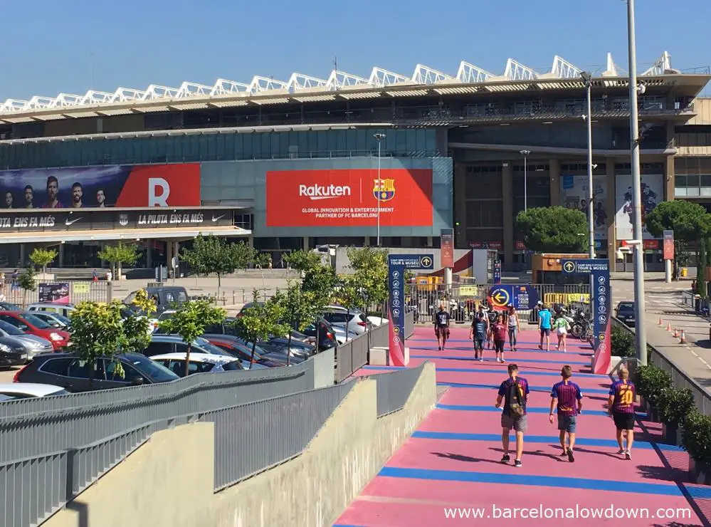 Barça fans approaching the Camp Nou stadium from gate number 15, you can see signs which guide you to the museum.