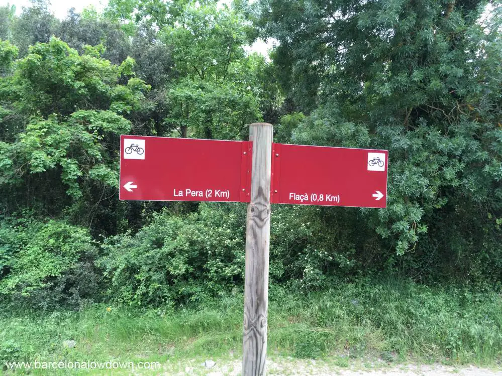 Signpost on the gravel cycle track from Flaça to La Pera