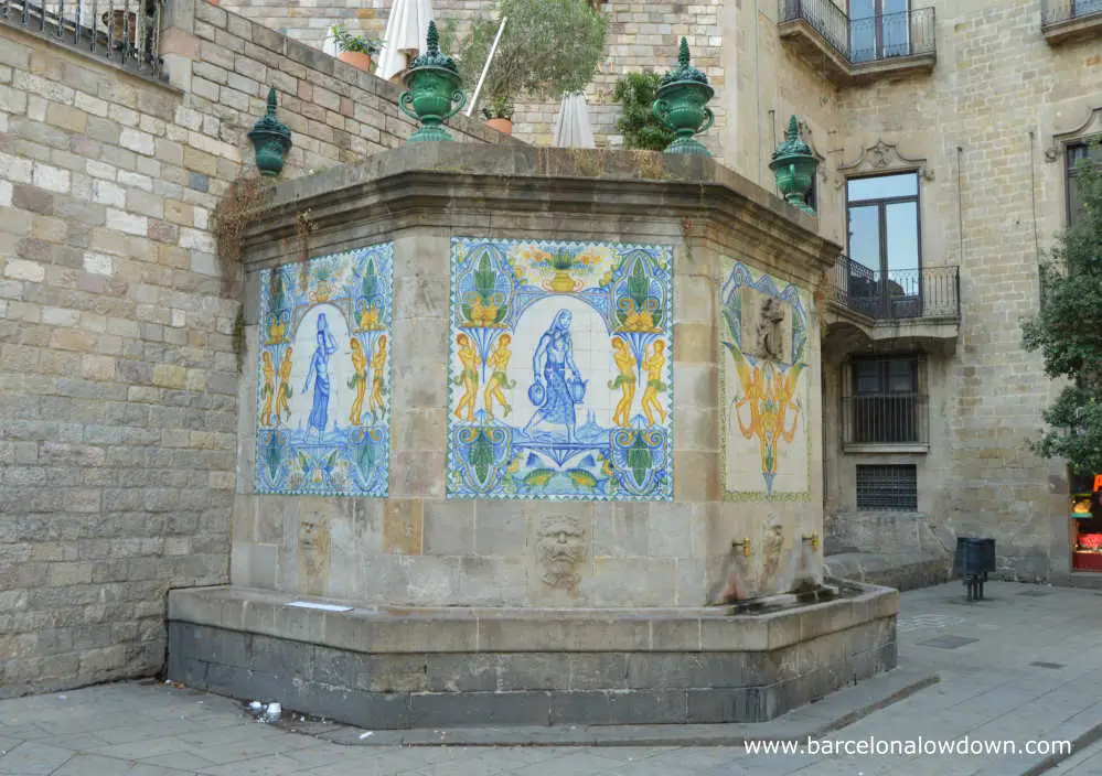 Medieval fountain in Barcelona's gothic quarter - El font de Santa Ana