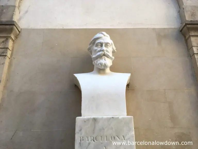 White statue of artist Santaigo Rusiñol in Barcelona's La Ribera neighbourhood (aka el Born)