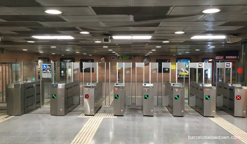 Ticket barriers which give acces to the trains