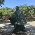 Bronze statue of Venezuelan leader Simón Bolívar in a park in Barcelona