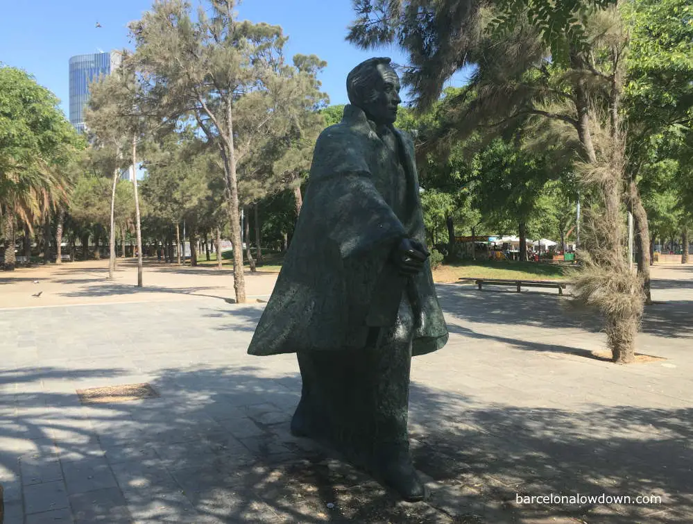 Bronze statue of Simón Bolívar in a park, near the beach, in Barcelona
