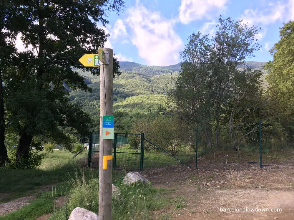 A signpost at the start of the trail leading to the Gorg de La Plana waterfalls.