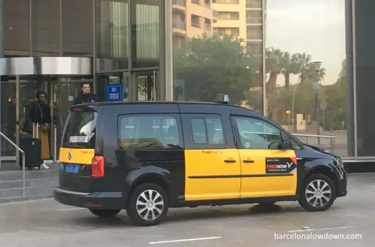A Barcelona taxi picking up passengers outside a hotel