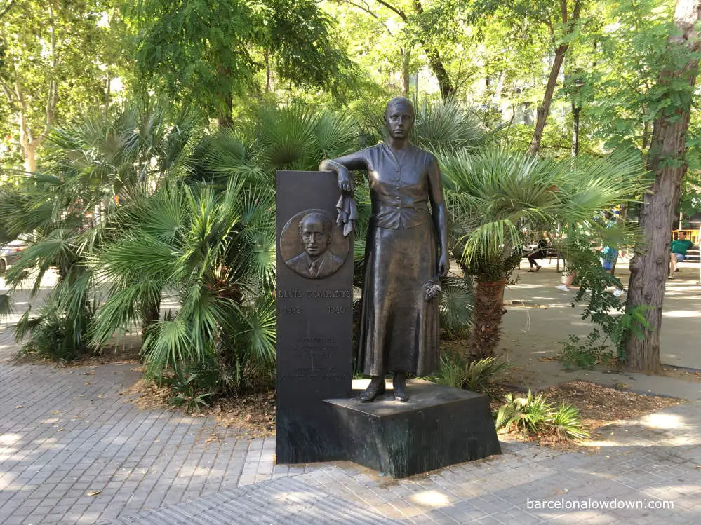 Bronze statue of a girl with a handkerchief