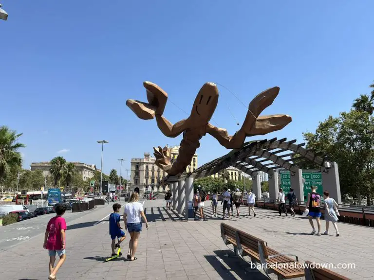 The quirkey lobster statue in Barcelona